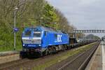 Die DE 2700-07 von RDC befördert am 04.05.2023 einen Autozug durch den Bahnhof Morsum nach Westerland