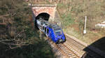 Der Bombardier Triebwagen 8442 151 der vlexx GmbH schlüpft hier aus dem Wiebelskirchener Tunnel und erreicht seinen nächsten Halt Wiebelskirchen auf der RB73 nach Saarbrücken Hbf.