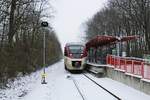 Am 07.02.2021 sind der Regiobahn-VT 1011 und ein weiterer nicht sichtbarer Talent in der derzeitigen Endhaltstelle der S 28 am Kaarster See angekommen. Früher führte die Strecke weiter nach Viersen, doch der Personenverkehr wurde schon am 29.09.1968 eingestellt. Nach dem Ende des Güterverkehrs zum Jahresende 1984 wurden die Gleise abgebaut. Geht es nach dem Willen der anliegenden Gemeinden, sollen eines Tages wieder Züge von Neuss nach Viersen fahren.