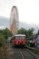 Ein MAN-Schienenbus (Nummer unbekannt) der Rhein-Sieg-Eisenbahn wartet vor der Kirmes  Pützchens Markt  in Bonn auf Fahrgäste.
Das Bild wurde vom Bahnübergang  Am Weidenbach  in Bonn aufgenommen.
Aufgenommen am 11. September 2011.