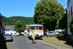 MAN VT-9 der Oleftalbahn fährt im Schritttempo hinter dem Sicherheitsposten durch die Ortsmitte von Olef - 07.08.2016