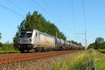 Die 187 073-2 der Rhein Cargo mit einem Kesselwagenzug am 20.05.2018 in Nassenheide.