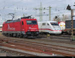 RHC - Lok 185 585-7 neben einfahrendem ICE im Bahnhofsareal von Basel Badischer Bahnhof am Warten am 02.02.2019