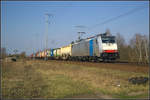 186 258-0 war am 10.04.2018 im Einsatz bei der Rurtalbahn Cargo GmbH, als sie mit einem Containerzug durch die Berliner Wuhlheide fuhr.