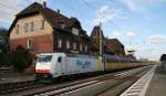 185 637-6 der Rurtalbahn Cargo durchfährt am 24.10.2014 mit Autotransportwagen den Bahnhof Eichenberg Richtung Süden.