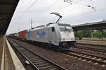 186 423-0 durchfährt am 2.8.2016 mit einem Containerzug den Bahnhof Berlin Schönefeld Flughafen in Richtung Osten.