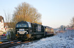 Rheingold-Sonderfahrt im Oberbergischen am 22. Dezember 2007.
RTB V201 pausiert bei frostigen Temperaturen im damals noch nicht umgebauten Bahnhof von Wiehl.