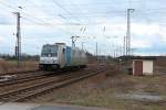 Die zur Zeit fr die Ruhrtalbahn fahrende 185 692-1 ( Railpool ) verlsst am 10.04.13 Lz den Bahnhof Rderau in Richtug Falkenberg.