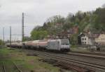185 676-4 der Rurtalbahn zieht am 15. April 2014 einen Gaskesselwagenzug durch Kronach in Richtung Saalfeld.