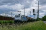 Die Lokfarbe passte sich gut dem behangenen Himmel an. 185 621-0 der Rurtalbahn mit einem Kesselwagenzug durch Porz-Wahn am Nachmittag des 24/05/2014.