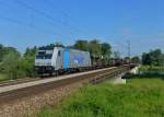 185 690 mit einem Autozug am 31.05.2014 auf der Isarbrücke bei Plattling.