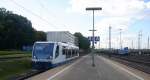 Ein Triebwagen von der Rurtalbahn kommt durch Aachen-West  als Dinstzug aus Mönchengladbach-Hbf nach Düren-Hbf und fährt in Richtung Aachen-Schanz,Aachen-Hbf.
Aufgenommen vom Bahnsteig in Aachen-West. 
Bei Sonne und Wolken am Nachmittag vom 10.9.2015.