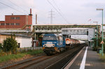 RTB V204 durchfährt mit einem aus Knickkessel- und normalen Kesselwagen bestehenden Güterzug den Haltepunkt Dormagen Chempark, der sich auf der Stadtgrenze zwischen Köln und Dormagen