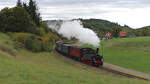 Die SAB 930 (T3) zieht am 03.10.2021 ihren Personenzug von Münsingen nach Engstingen. Im Hintergrund ist das Bahnhofsgebäude von Kohlstetten zu sehen.