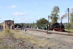 Blick in den Bahnhof Hettstedt-Kupferkammerhütte am 30.09.2023, während dem historischen Eisenbahnwochenende bei der Mansfelder Bergwerksbahn. Am P 177 nach Benndorf hat die SDG 99 608 Dienst, die als Gastlok im Mansfelder Land war.