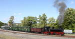 Die sächs. IV K 99 608 der SDG bespannte als Gastlok zum historischen Eisenbahnwochenende im Mansfelder Land den P 177 der Mansfelder Bergwerksbahn nach Benndorf und verlässt hier den Bahnhof Hettstedt-Kupferkammerhütte.