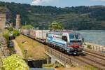 193 108  Silverpiercer  SBB Cargo International mit KLV in Oberwesel an der Stadtmauer, am 10.06.2023.