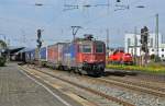 421 387 der SBB kommt mit einem KLV sdwrts durch den Bahnhof Neuwied.Im Hintergrund steht eine Gravita die 261 078 und wartet auf neue Aufgaben.Aufgenommen am 2.10.2013