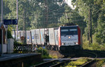 E 186 181 durchfährt zu morgendlicher Stunde den Bahnhof von Stommeln.