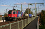 421 386 hat mit ihrem KLV-Zug den Abzweig Südbrücke passiert und wird als nächstes die gleichnamige Brücke befahren.
Aufgenommen am 20.10.2007 in Köln-Poll.