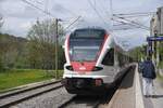 SINGEN/Hohentwiel (Landkreis Konstanz), 30.04.2023, 521 206 als S6 (ex RB29) der neu konzipierten Bodensee-S-Bahn nach Engen im Haltepunkt Singen Landesgartenschau