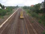 Bahnhof Wolfen (bei Bitterfeld) zur Zeit Krftig im Umbau Aufgenommen von der Fugngerbrcke in Fahrtrichtung Dessau am 29.7.