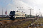 159 213 beförderte am 10.01.21 einen Sandzug von Kayna nach Papenburg. Hier rollt die Eurodual mit ihrem Zug durch Greppin Richtung Dessau.