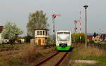 Auf dem Weg von Eisenach nach Meiningen trifft ein Regio-Shuttle der Süd Thüringen-Bahn am 11.04.2014 in Immelborn ein