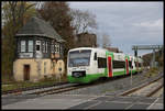 STB VT 152 fährt hier am 20.10.2019 in Plaue in Richtung Zella Mehlis ab und passiert dabei das fotogene alte Stellwerk am südlichen Bahnübergang. Noch ist das Gebäude erhalten, aber da es nicht mehr genutzt wird, dürfte es in Kürze Schaden neben. Die Tür wurde offenbar schon aufgebrochen. Der Wasserturm im Hintergrund ist wohl nicht mehr zu retten. Die Dachabdeckung ist bereits eingebrochen. Sehr schade!