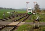 Am 12.04.2014 fährt ein Regio-Shuttle der Süd-Thüringen-Bahn in den Bahnhof Oberrohn ein. Die handbediente Schranke, Spannwerke und Formsignale erinnern hier trotz des modernen Triebwagens noch an die  alte Bahn .