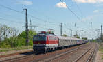 Mit einem Fussball-Sonderzug am haken rollte 1142 654 der SVG am 28.04.18 durch Saarmund Richtung Potsdam.