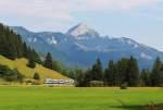 Vor der Kulisse des 1.838 m hohen Wendelsteins ist am 18.08.2013 ein Integral der Bayerischen Oberlandbahn von Fischbachau nach Fischhausen-Neuhaus unterwegs