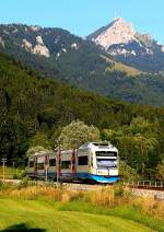 Kurz vor dem Bahnhof Fischbachau ist VT 111 der BOB am 16.08.2013 unterwegs. Auf den alles überragenden Wendelstein gelangt man aus dem Leitzachtal mit einer Seilbahn oder - gemütlicher - aus dem Inntal mit einer 1.000 mm-Zahnradbahn.