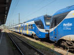 Dreifachtraktion Stadler Flirt Meridian nach München Hbf in Freilassing, 19.09.2020.