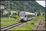 BRB ET 130 nach Berchtesgaden fährt hier am 25.5.2022 um 16.19 Uhr auf der KBS 954 in den Bahnhof Bad Reichenhall ein. Der Fotostandort hinter dem Prellbock des Ladegleises ermöglichte mir einen erhöhten Standort.