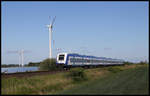 Windräder gehören an der Marschbahn zum üblichen Beiwerk. Auch die NOB ist mit ihren Wendezügen ständig als Nutzer der Strecke präsent. Hier wird ein solcher Wendezug am 29.5.2020 um 9.28 Uhr nahe dem BÜ Gotteskoog in Richtung Niebüll geschoben. Meiner Beobachtung nach werden die Züge aus Westerland grundsätzlich geschoben und in Gegenrichtung mit Lok voran gefahren!