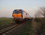 Richtung Westerland und der untergehenden Sonne entgegen bringt die MAK DE 2700-10 (251 010) ihren Zug der NOB.