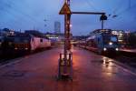 NOB/DB: Zum Fahrplanwechsel vom kommenden Wochenende in Deutschland. Ab dem Sonntag den 13. Dezember 2015 sind die blauen NOB-Züge GESCHICHTE auf der Strecke Hamburg Altona - Westerland. Die fotogenen blauen NOB-Zugskompositionen werden nämlich  durch rote DB Züge verdrängt. Noch am 15. Oktober 2015 konnten verschiedene NOB-Fahrezuge wie die MAK DE 2700-08 und die 245 201-9 in Hamburg Altona und Hamburg Hauptbahnhof verewigt werden.
Foto: Walter Ruetsch 