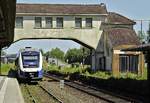 VT 648 086 der NordWestBahn fährt am 28.06.2018 auf seinem Weg von Wilhelmshafen nach Osnabrück unter der nicht mehr genutzten Fussgängerüberführung in den Bahnhof Sande ein