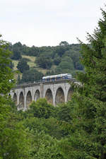 Der NordWestBahn-Triebzug VT 643 316 Anfang Juli 2019  auf dem Altenbekener Viadukt.