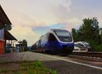 Der VT 643 301 der NordWestBahn hat soeben den Bahnhof Bodenfelde erreicht. Er kommt aus Göttingen als RB 85 Oberweserbahn und fährt nach einem Aufenthalt von 45 Minuten weiter nach Paderborn. Auf dem gegenüberliegenden Bahnsteig steht der Schwesterwagen VT 643 302, welcher in Richtung Göttingen fährt. VT 643 301 (ex. 701) und VT 643 302 (ex. 702) sind die ersten und ältesten Talent der NordWestBahn. 