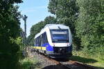 648 293 verlässt Hitzacker gen Lüneburg. Hitzacker war ebenfalls mal Kreuzungsbahnhof. Heute ist Hitzacker lediglich noch Blockstelle und zuständig für die Blocksignale sowie 2 mechanische Bahnübergänge.

Hitzacker 30.07.2021