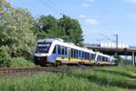 VT 648 437 (NordWestBahn) zusammen mit VT 648 434 und VT 648 431 als RE10 in Richtung Kleve in Kaarst, 14.