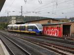 Eine sehr interessante Beschriftung findet sich derzeit an einem Schuppen in der Einfahrt zum Hauptbahnhof Bielefeld. Der dort aufgesprühte Schriftzug eignet sich meines Erachtens hervorragend auch als Background für Fotoaufnahmen. Direkt dort vorbei muss, wie hier am 21.2.2014 um 13.47 Uhr zu sehen, der Nord West Bahn Triebwagen VT 6434307 bei der Einfahrt aus Münster kommend.