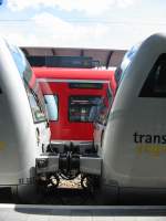 Hier ist die Stelle zusehen an der zwei silberne Triebwagen der Baureihe 650 der Transregio zusammengekuppelt sind.