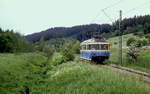 Zwischen Trossingen DB und Trossingen Stadt ist der T 5 der Trossinger Eisenbahn im Juni 1999 unterwegs.