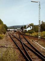 Bahnhofseinfahrt Grvenwiesbach ehemals aus Richtung Weilmnster kommend - rechts das Gleis aus Usingen, 1. Hlfte der 1980iger Jahre.