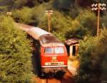 Zug an der Unterfhrung der Bundesstrae 275 Richtung Wilhelmsdorf im Licht der Abendsonne (verfremdetes Foto), 1. Hlfte der 1980iger Jahre.
