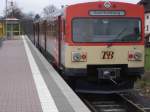 Eine Taunusbahn des Typs VT2E steht im April abfahrbereit in Brandoberndorf.