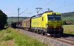 Der Responsibility-Driven-Vectron 193 552 der TX Logistik schleppte am frühen Abend des 13.06.17 einen Schiebewandwagenzug durch Retzbach-Zellingen Richtung Würzburg.